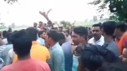 बीसलपुर: शांति नगर गांव में महिला की टाइगर अटैक में मौत के मामले पर परिजनों ने डेड बॉडी को रास्ते पर रखकर किया प्रदर्शन