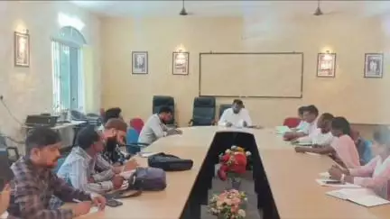 सेन्हा: प्रखंड मुख्यालय में बीडीओ की अध्यक्षता में पंचायत सचिव और रोजगार सेवकों की बैठक की गई