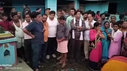 सारठ: सड़क दुर्घटना में घायल हुए डुमरिया निवासी व्यक्ति की इलाज के दौरान हुई मौत, पूर्व विधायक ने परिजनों को ढाढस बंधाया