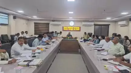 कलेक्ट्रेट में कलेक्टर ने खाद्य विभाग के अधिकारियों की बैठक ली, दिए आवश्यक दिशा-निर्देश