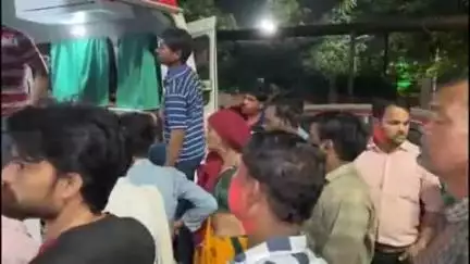 फिरोज़ाबाद: बटेश्वर रोड पर दूसरे वाहन को बचाने के प्रयास में तेज रफ्तार थ्री व्हीलर टेम्पो पलटा, 10 लोग घायल