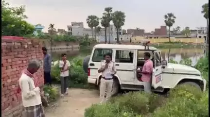 मनीगाछी: नेहरा थाना क्षेत्र के पैठाण कबई में फरार अभियुक्त के घर पर इश्तिहार चस्पा किया गया
