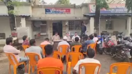 अलीराजपुर: चंद्रशेखर आजाद नगर पुलिस थाने में बकरा ईद को लेकर तहसीलदार व थाना प्रभारी तरोले ने शांति समिति की बैठक की