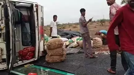 सिंगोली: रतनगढ़ के पास तेज रफ्तार लोडिंग वाहन दुर्घटनाग्रस्त, कोई जनहानि नहीं, दो घंटे से बाधित रहा आवागमन