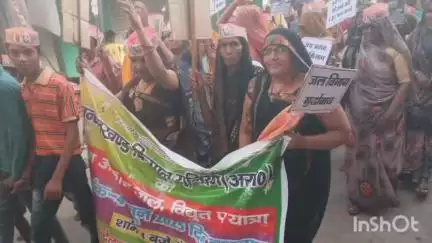 कुलपहाड़: पनवाड़ी में बिजली और पानी की समस्या को लेकर बुंदेलखंड किसान यूनियन ने की पदयात्रा एवं सीबीआई जांच की मांग भी की