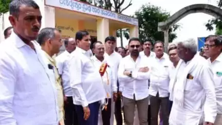 ಅಳ್ನಾವರ: ರೈತರ ಸಮಸ್ಯೆ ಬಗೆಹರಿಸಲು ಸೋಮನಕೊಪ್ಪ ಗ್ರಾಮದಲ್ಲಿ ಅಧಿಕಾರಿಗಳಿಗೆ ಸಚಿವ ಸಂತೋಷ್ ಲಾಡ್ ಸೂಚನೆ