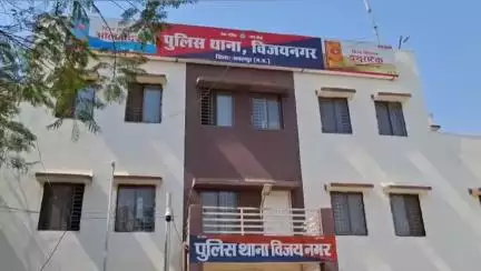 जबलपुर: घर के दरवाजे पर पत्थर लगने के विवाद में चाकू से हमला, आरोपियों की तलाश जारी