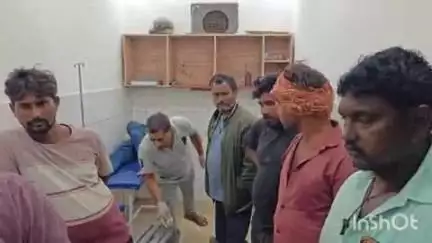 बिंदकी: बिंदकी कस्बे के निकट खजुहा रोड नहर पुल के पास ट्रक की टक्कर से बाइक सवार तीन युवक गंभीर रूप से घायल