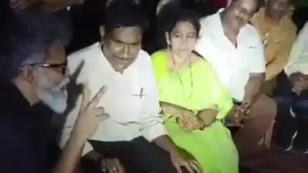 ద్రాక్షారామంలో మాతృ వియోగంలో ఉన్న స్నేహితుడిని పరామర్శించిన సినీ డైరెక్టర్ సుకుమార్