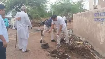 नगर: नगर के अमरदासा मंदिर पर वंदे गंगा अभियान जल संरक्षण की शुरुआत की गई एसडीएम दुर्गा प्रसाद मीणा ने किया श्रमदान