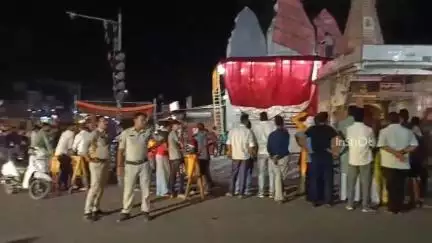 होशंगाबाद नगर: मीनाक्षी चौक स्थित मां इच्छापूर्ति दुर्गा मंदिर को नगरपालिका ने जेसीबी से तोड़ा, पुलिस बल मौजूद