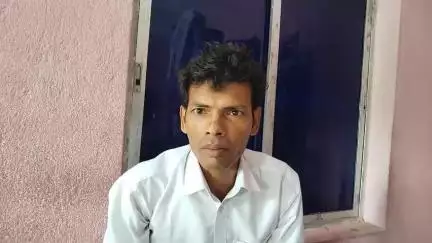 सिलाव अंचल के अंचलाधिकारी और सबैत मौजा के हल्का कर्मचारी अपने कार्यालय के व्यवस्था को किया हुआ है वद से वदतर