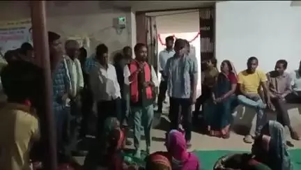 ग्राम पंचायत टेमर के जनताओ को संबोधित करते हुए ।