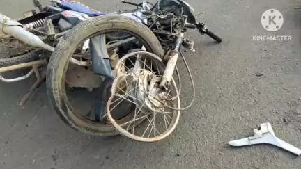 पंधाना: पांडु नाला के पास 2 बाइक की टक्कर में 2 युवक हुए घायल, घटनास्थल पर पहुंची डायल 100