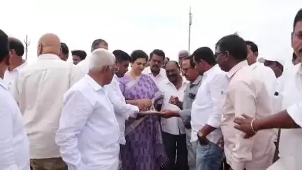 ఎమ్మిగనూరు: పట్టణంలో 22 బీసీ కులాలకు చెందిన హిందూ స్మశాన వాటికను పరిశీలించిన వైసీపీ ఇంఛార్జి బుట్టా రేణుక