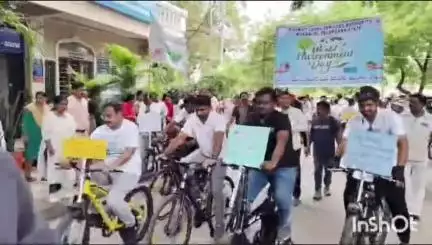 హనుమకొండ జిల్లా కోర్టులో పర్యావరణ దినోత్సవ సందర్భంగా సైకిల్ ర్యాలీని  ప్రారంభించిన ప్రధాన న్యాయమూర్తులు