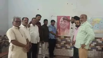 आकाशवाणी केंद्र रेतिया में सीएम योगी के जन्मदिन पर उनके चित्र पर तिलक लगाकर लंबी आयु की कामना की गई