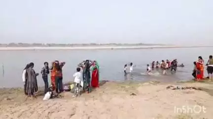 औरैया: शहर के देवकली चौकी के समीप गंगा दशहरा पर श्रद्धालुओं ने यमुना में लगाई डुबकी, जिला प्रशासन ने लगाया कैंप