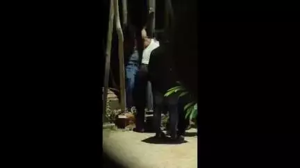 झांसी: मुरारी नगर में एक दबंग ने अपने साथियों के साथ नगर निगम की स्ट्रीट लाइट का खंबा गिराने का किया प्रयास, वीडियो हुआ वायरल