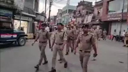गोंडा: SP विनीत जायसवाल ने आगामी त्यौहार बकरीद को लेकर पुलिस फोर्स के साथ शहर क्षेत्र में किया पैदल गश्त, सोशल मीडिया पर नजर आए