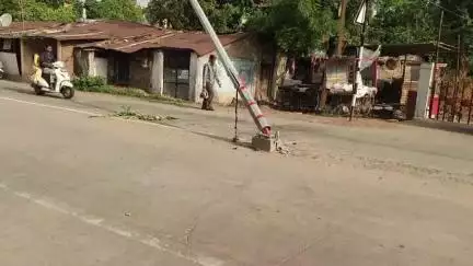 નાંદોદ: રાજપીપળા ના હરસિધ્ધિ માતાના મંદિર પાસે લાઈટ ના પોલ માં રેતી ભરેલું મોટું હાઇવા ટ્રક અથડાતા અકસ્માત #Jansamasya