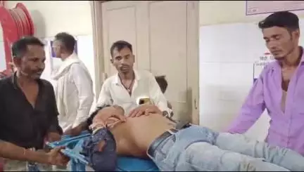 बांसवाड़ा: सज्जनगढ़ थाना क्षेत्र के सोरीया गांव में बदमाशों ने युवक के साथ मारपीट कर मोबाइल छीना, एमजीएच में उपचार जारी