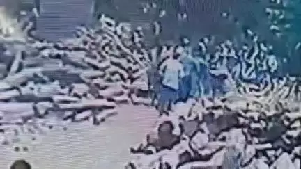जबलपुर: मदन महल क्षेत्र में ज़मीन पर कब्ज़ा करने गए BJP नेता और साथियों ने टिंबर व्यवसायी और परिवार से की मारपीट, वीडियो वायरल