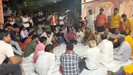 नौतन: प्रखंड कार्यालय के स्थानांतरण पर रोक लगाने के लिए नौतन बाजार के मंदिर में जीरादेई विधायक ने व्यापारियों के साथ की बैठक
