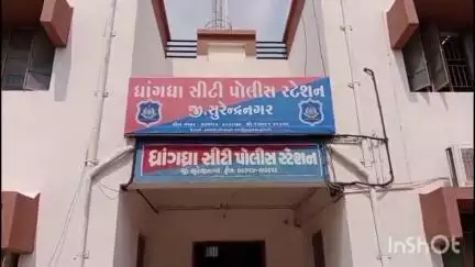 ધ્રાંગધ્રા: ખાદી ભંડાર સામે બાપા સીતારામ ની મઢુલી પાસે જુગાર રમતા બે શખ્સોંને રોકડ રકમ 5700 ના મુદ્દામાલ સાથે  સીટી પોલીસે ઝડપી લીધા