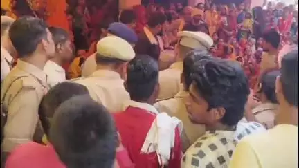 किसान का शव पहुंच गांव तो भड़क उठे परिजन,अंतिम संस्कार से किया माना प्रशासन रही समझाने बुझाने मे