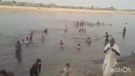 टूंडला: नियामतपुर घाट पर गंगा दशहरा पर यमुना में डुबकी लगाने वाले श्रद्धालुओं की बढ़ती भीड़, सुरक्षा के लिए पुलिस तैनात