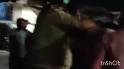 बिजनौर: बिजनौर में रोडवेज चौराहे पर फल विक्रेताओं और युवक के बीच मारपीट का वीडियो हुआ वायरल