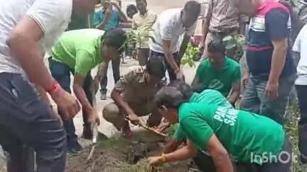 কোচবিহার ১: বিশ্ব পরিবেশ দিবস উপলক্ষে কোচবিহার ট্রাফিকের উদ্যোগে বৃক্ষরোপণ কর্মসূচি উপস্থিত ডিএসপি ট্রাফিক