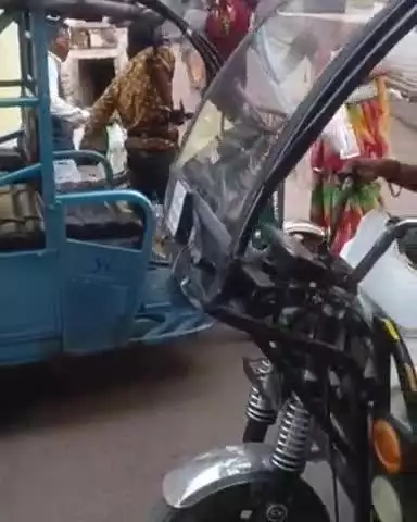 छतरपुर नगर: छतरपुर में मामूली विवाद पर ई-रिक्शा चालक की महिला और साथी ने की जूते-चप्पल से पिटाई, वीडियो वायरल