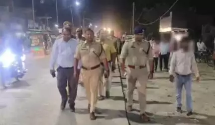 इटवा: कस्बे में एडिशनल एसपी ने ईद उल अजहा पर्व के दौरान पैदल मार्च किया, शांति एवं सुरक्षा बनाए रखने की अपील की