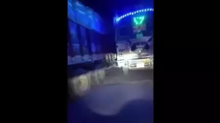 ललितपुर: दाबनी महेशपुरा रोड पर ट्रक चालकों की लापरवाही, सड़क पर खड़े ट्रकों का वीडियो सोशल मीडिया पर वायरल