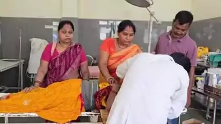 बैतूल: हरदा से नागपुर जा रहे परिजनों की टवेरा गाड़ी साईं खंडारा के पास बिजली के खम्बे से टकराई, बुजुर्ग महिला घायल