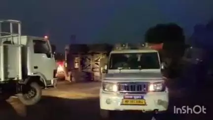 जैतपुर: अमलाई थाना क्षेत्र के नरगडा नाला के पास तेज रफ्तार कोयला लोड ट्रक पलटा