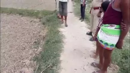 एटा: विद्युत करंट की चपेट में आने से राष्ट्रीय पक्षी मोर की हुई दर्दनाक मौत, रिजोर पुलिस मौके पर पहुंची