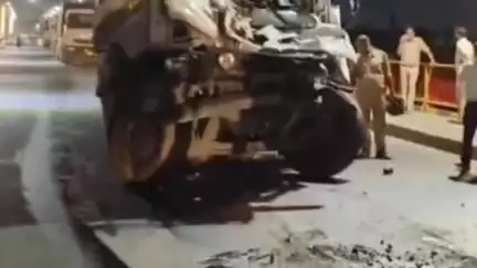 सोरांव: फाफामऊ पुल पर दो डंपरों की जोरदार टक्कर, यातायात हुआ बाधित, मौके पर पहुंची पुलिस