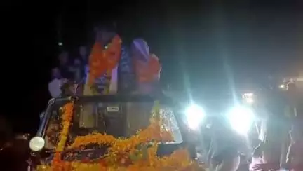 डिंडौरी: किकरातालाब गांव में सीआरपीएफ टीआई पद से रिटायर हुए सुंदर सिंह मरकाम का भव्य स्वागत