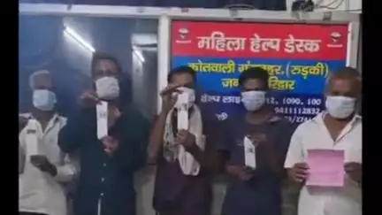 रूड़की: गंगनहर कोतवाली पुलिस ने अलग-अलग जगहों पर सड़क पर खुलेआम शराब पीने वाले 5 लोगों को किया गिरफ्तार