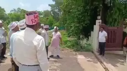 सिहोरा: बहोरीबंद विधायक के पहरेवा स्थित निवास पर लक्ष्य जिला सिहोरा आंदोलन समिति ने शंख, घंटा और थाली बजाकर किया प्रदर्शन