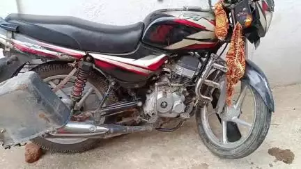 नोखा: पिपरा गांव के पास नहर पर ट्रैक्टर की चपेट में आने से बाइक सवार दो लोग हुए घायल