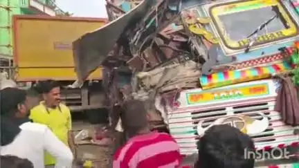 बांका: पोस्ट ऑफिस के पास ट्रक और हाईवा में हुई जोरदार टक्कर, दोनों वाहन चालक फरार