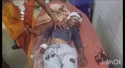 एटा: गंगा स्नान को जाते समय कासगंज रोड पर बाइक के सामने आया गोवंश, बच्चा सहित तीन घायल, मेडिकल कॉलेज में कराया गया भर्ती