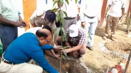 विश्व पर्यावरण दिवस के अवसर पर आज बरेका के आरपीएफ बैरक में महाप्रबंधक श्री नरेश पाल सिंह ने वृक्षारोपण कर  "स्वच्छ एवं हरित पर्यावरण" का दिया संदेश...
#Worldenvironmentday
#railminindia