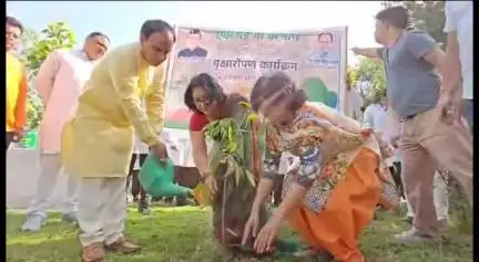 पौड़ी: विश्व पर्यावरण दिवस पर चिकित्सा मंत्री ने मेडिकल कॉलेज परिसर में किया पौधारोपण, पौधा मां के नाम समर्पित किया