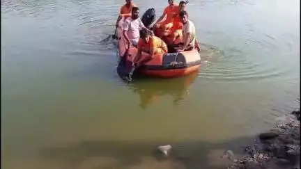 गंगधार: मकोडिया में नाव पलटने से डूबी महिला के शव का एसडीआरएफ टीम ने किया रेस्क्यू