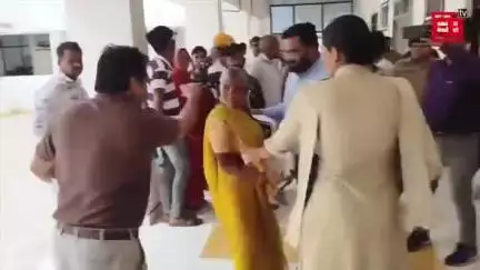 SDM ने बुजुर्ग महिला को मारा धक्का, बोले- चली जा... कलेक्टर से मिलने के लिए गुहार लगा रही थी अम्मा, महिला कांस्टेबल ने कर दिया बाहर

#Ratlam #RatlamCollectorate #Woman #SDM #videoviralシ